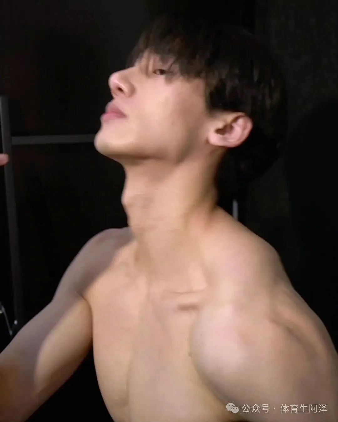 【帅哥】195黑皮港风男大体育生,硬汉般的颜值,薄肌身材太诱惑...(组图) - 1