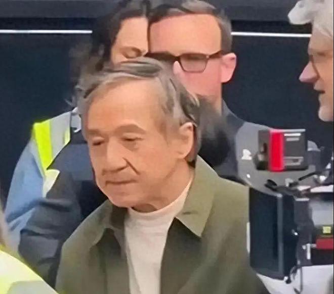 71岁成龙满头白发:儿子不成才女儿在外流浪,25亿身家捐一半(组图) - 1