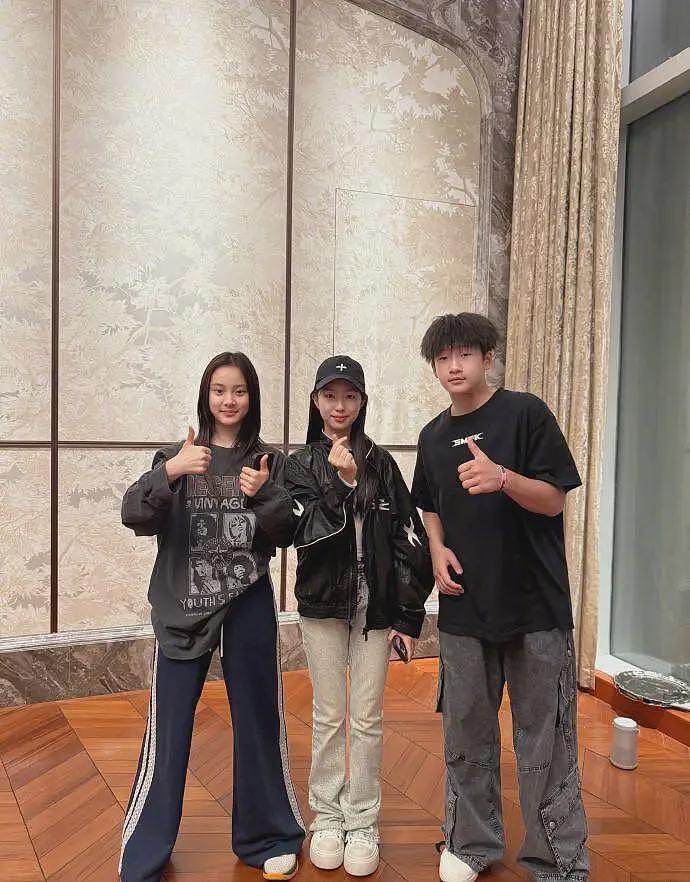 李小璐带女儿与吴尊冉莹颖小聚，甜馨轩轩罕同框，都长成小大人了（组图） - 7