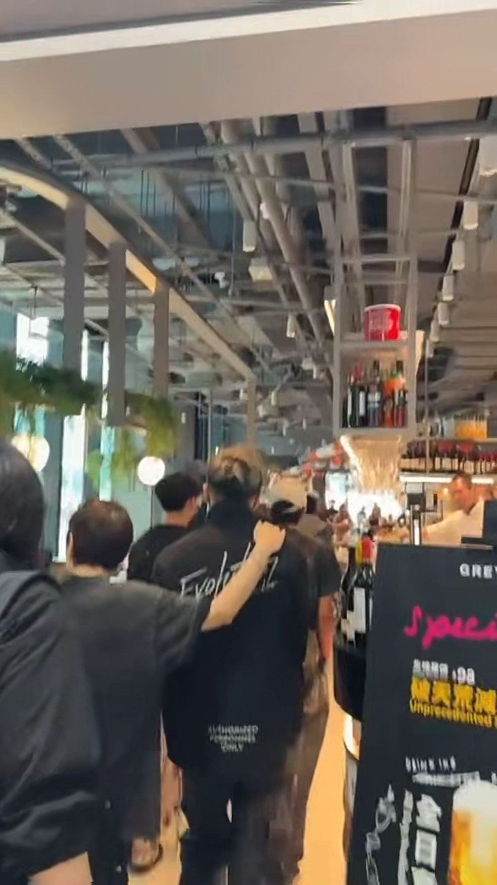 谢霆锋演唱会孩子也来捧场！父子同框颜值爆灯一画面证关系密切（组图） - 7