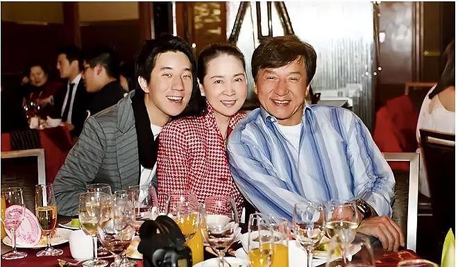 71岁成龙满头白发:儿子不成才女儿在外流浪,25亿身家捐一半(组图) - 15