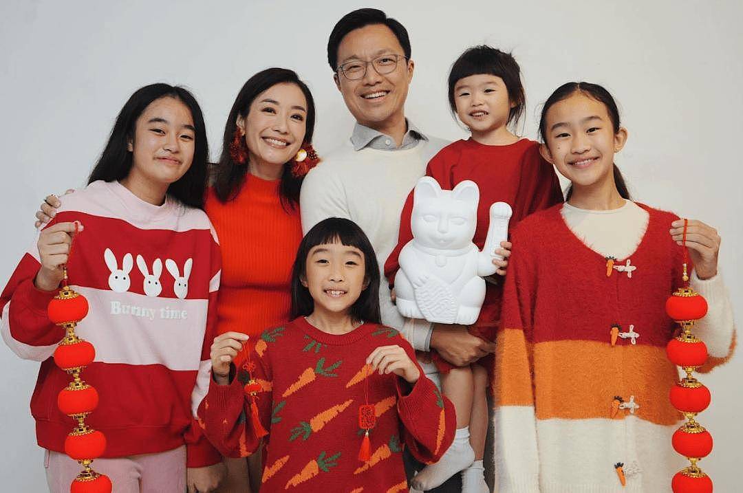 谢霆锋“初恋情人“低调捧场！可惜只能和海报合照（组图） - 5
