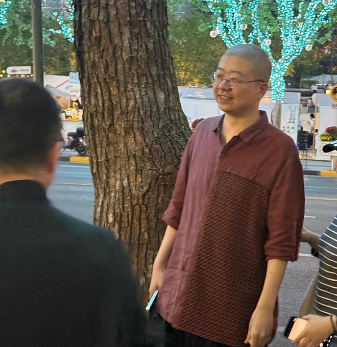 网友偶遇李诞,手叉腰驼背,看起来颓废了好多(组图) - 5