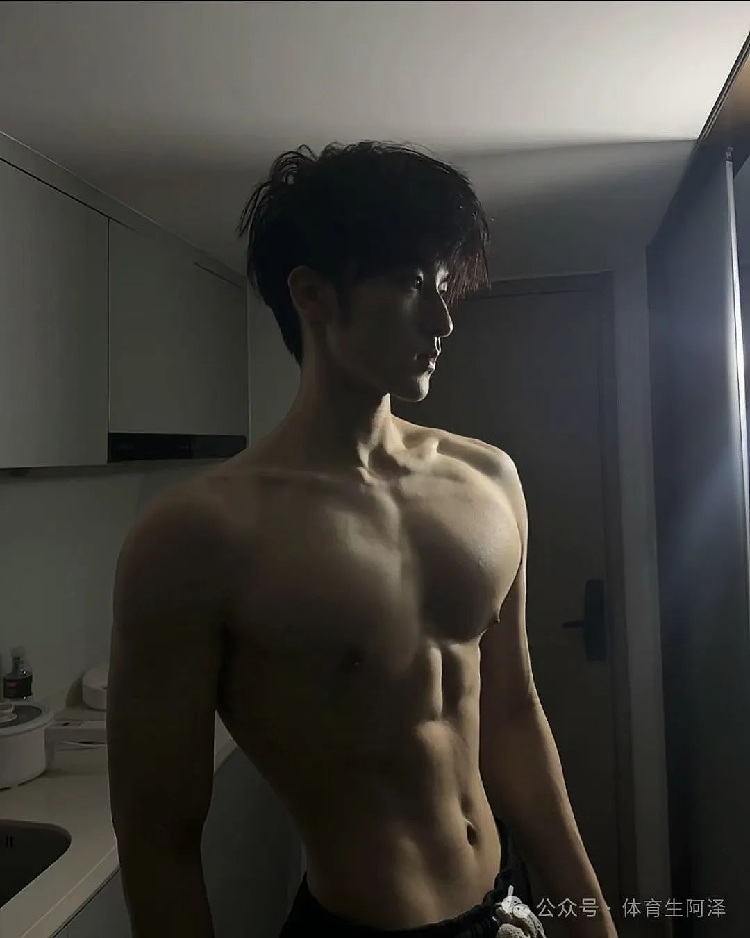【帅哥】195体院校草，薄肌男大，少年感满满！曾同时和两位学弟暧昧不清...（组图） - 2