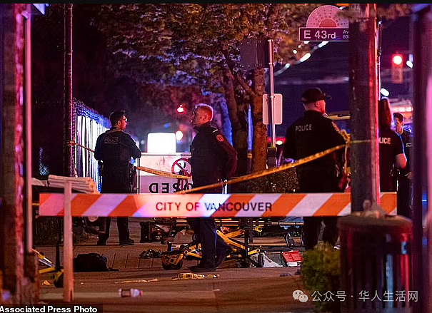 震惊！华人男子驾车冲撞庆典致11死：父母兄弟先后离世，心理崩溃（组图） - 2