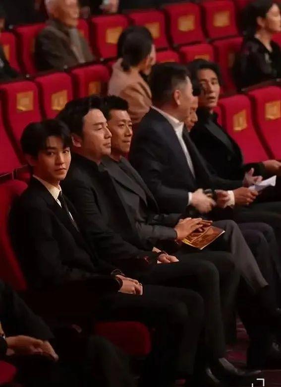 王宝强坐二排惹众怒和饺子拒出席：华表奖是一面文化照妖镜（组图） - 8