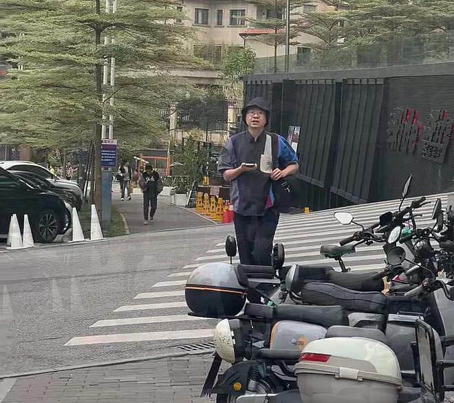 网友偶遇李诞,手叉腰驼背,看起来颓废了好多(组图) - 4