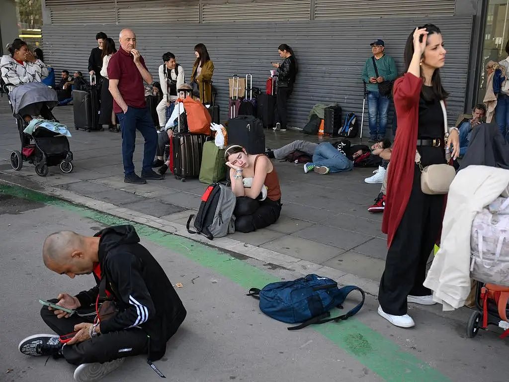 欧洲陷入一片黑暗，宣布国家紧急状态！几千万人受影响，航班瘫痪，超市抢空（组图） - 12