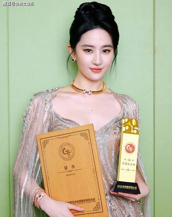 37岁刘亦菲获年度女主角,人到中年,她的人生...(组图) - 1