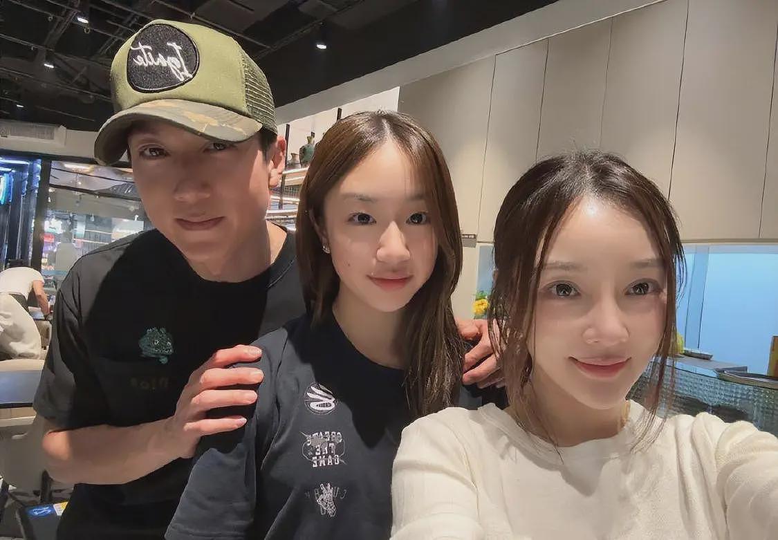 李小璐带女儿与吴尊冉莹颖小聚，甜馨轩轩罕同框，都长成小大人了（组图） - 8