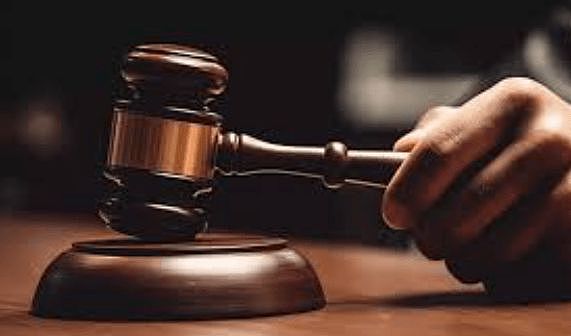女孩被继母关厕所17天虐待致死,生父协助购泻药 一审判继母死刑 生父获刑5年半(组图) - 3