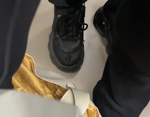 中国男子搭地铁鞋上“好大一个洞”疑偷拍！拍摄女孩遭网暴：怎不抓现行（视频/组图） - 1