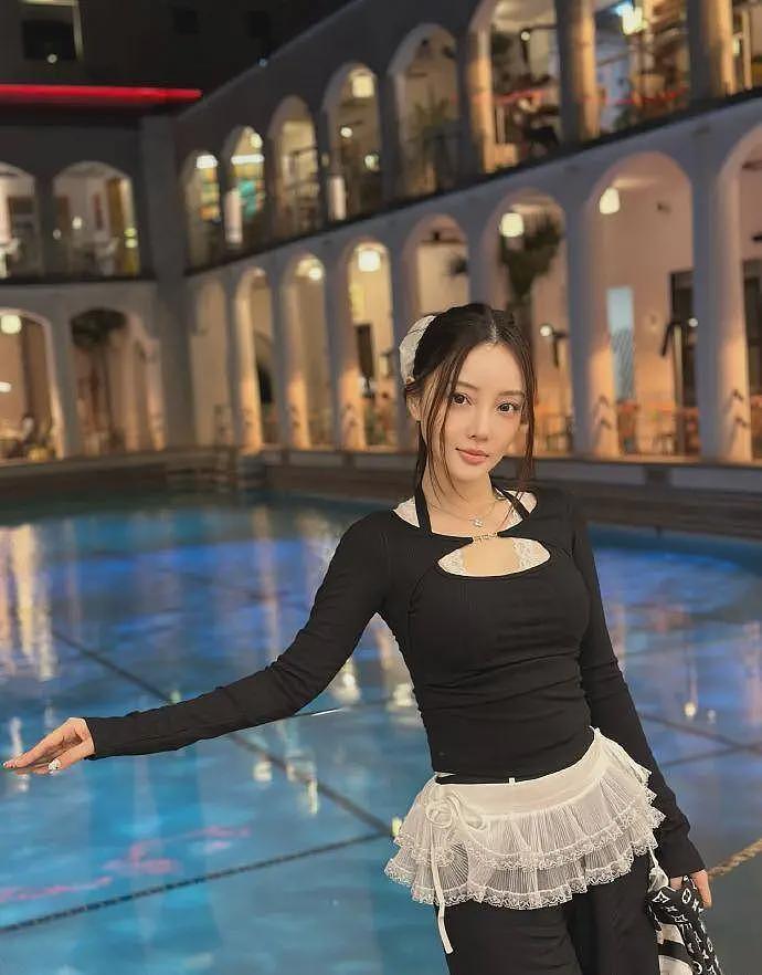 李小璐带女儿与吴尊冉莹颖小聚，甜馨轩轩罕同框，都长成小大人了（组图） - 4