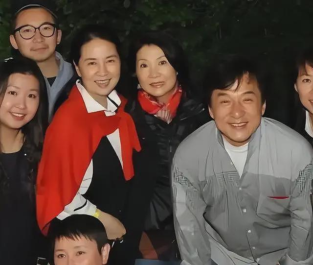 风流成性？成龙被曝与吕秀菱有私生子，房祖名真的成“弃子”？（组图） - 15