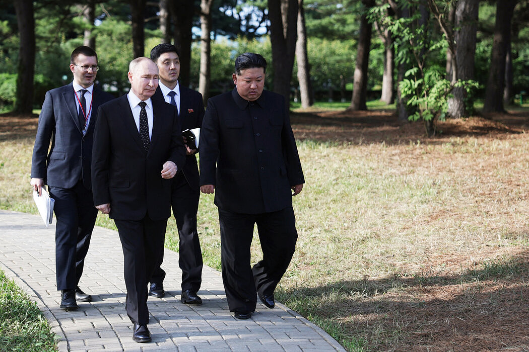 普京感谢朝鲜军事援助,金正恩下令为阵亡士兵建碑(组图) - 1