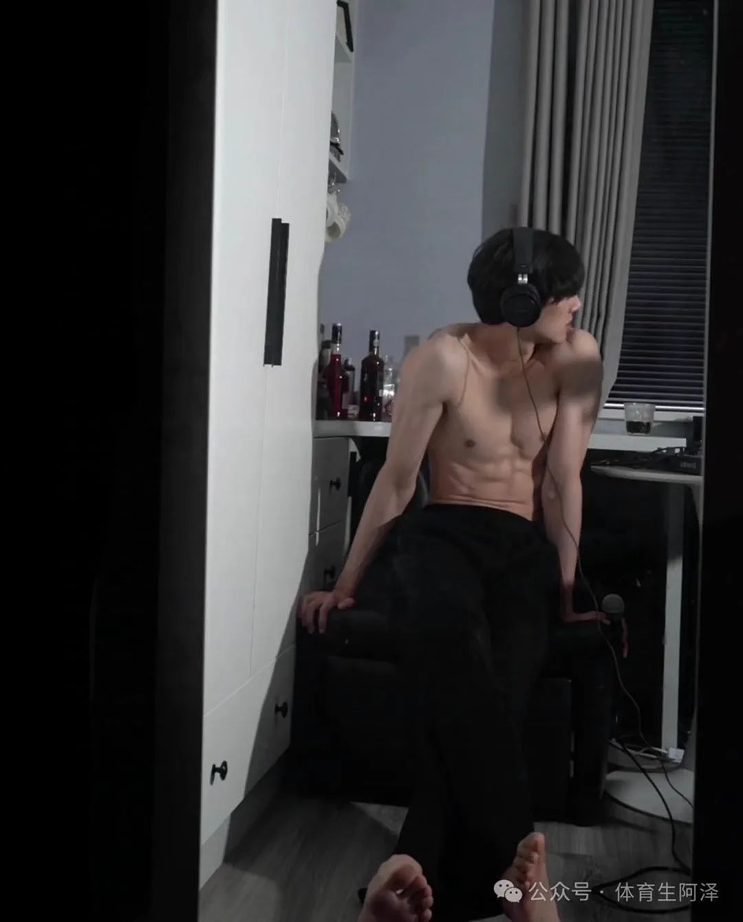 【帅哥】195黑皮港风男大体育生,硬汉般的颜值,薄肌身材太诱惑...(组图) - 11