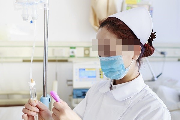 医院上班拍AV!英女助理穿制服喊“患者死后更兴奋”(图) - 1