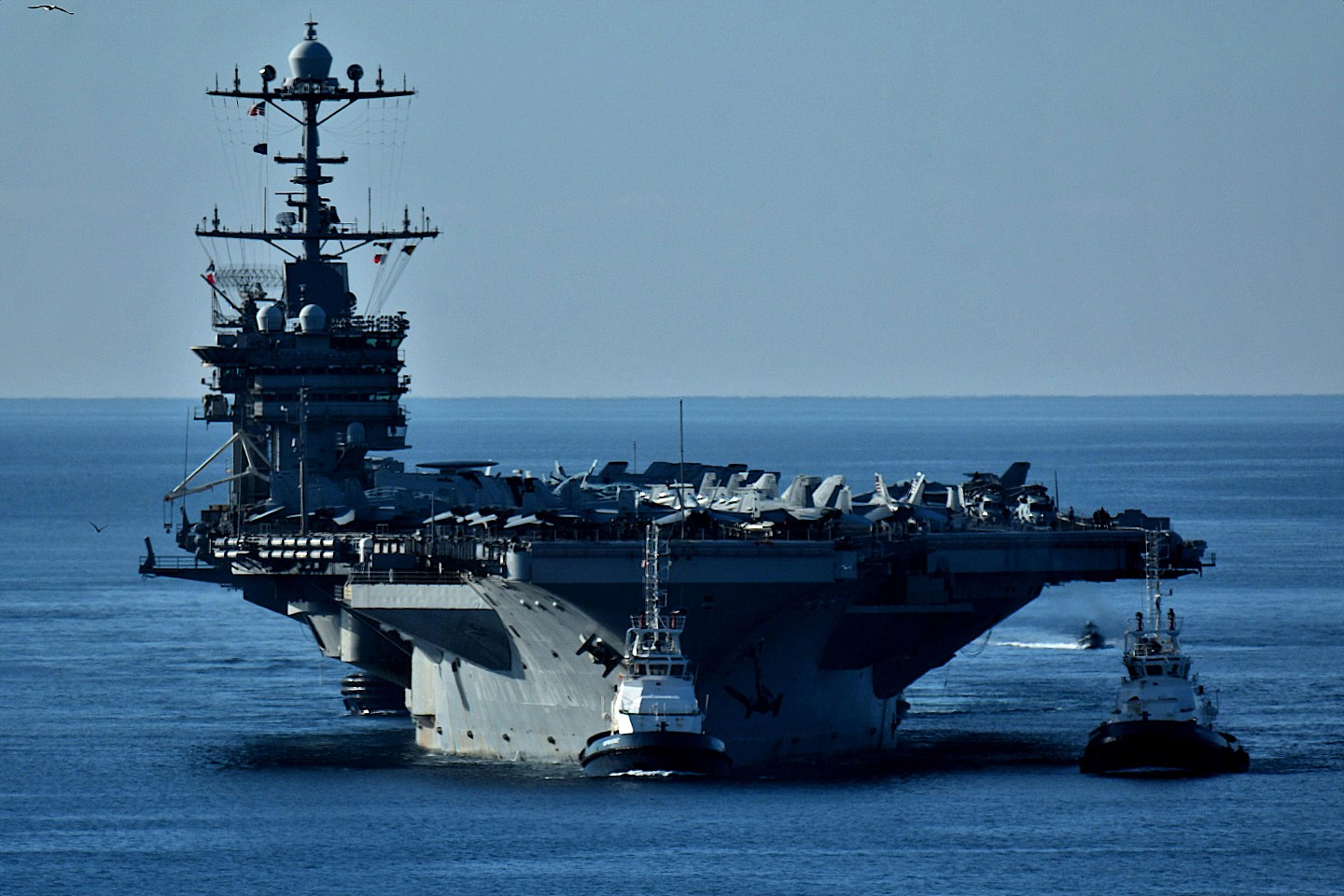 美国海军称一战机意外从航空母舰上坠海沉没,疑受袭突然移动所致(组图) - 2