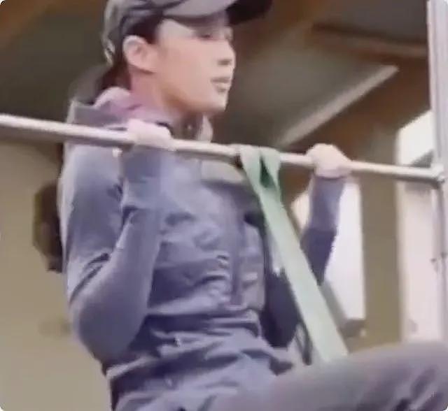 37岁刘亦菲现身品牌活动，穿抹胸礼裙让人神魂颠倒，腰臀比太绝了（组图） - 13