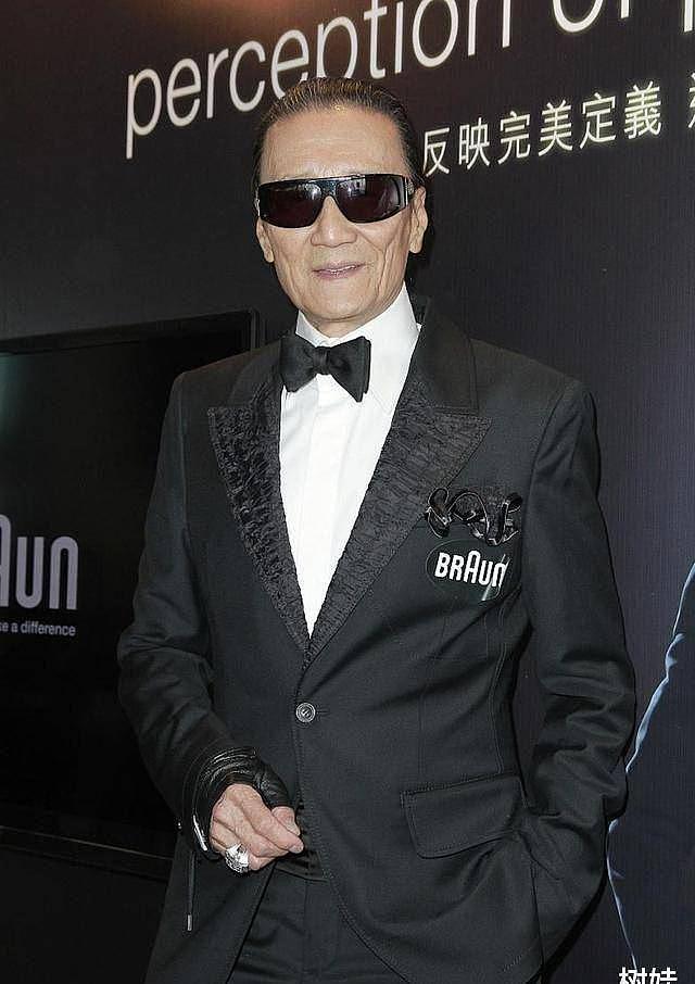 谢霆锋父亲谢贤露面：坐轮椅打扮很时髦，主动伸手跟大家打招呼（组图） - 14