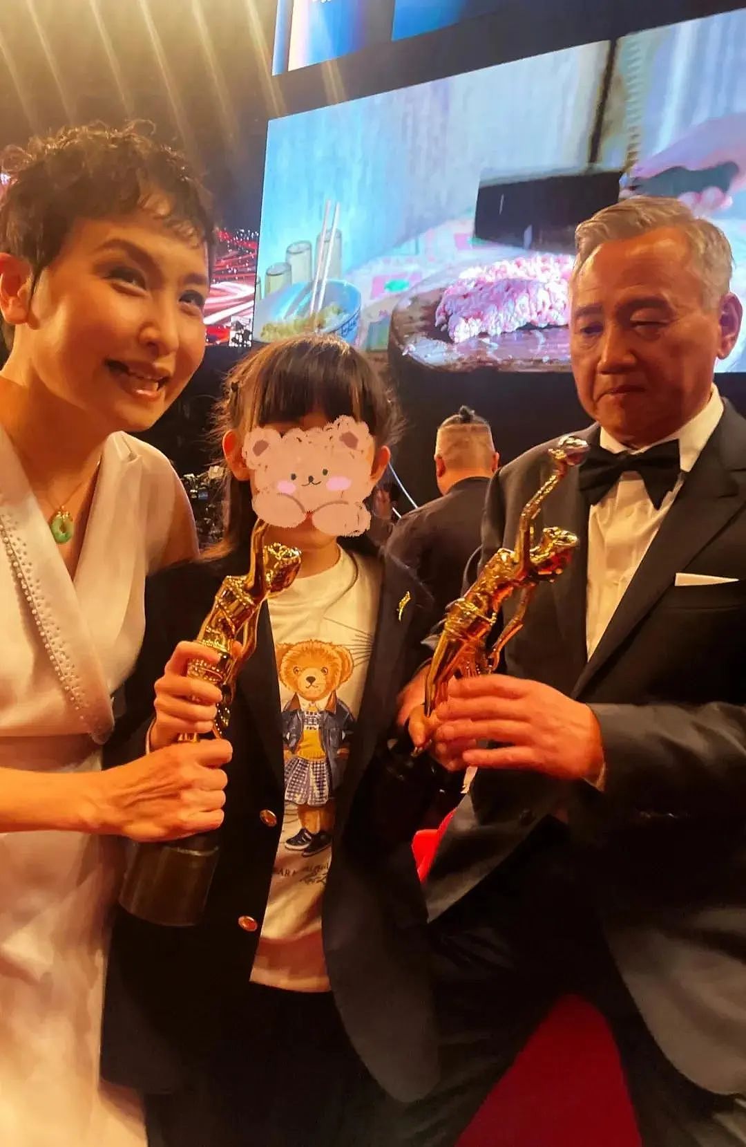 68岁尔冬升携9岁女儿现身香港金像奖,女友罕见露面,撞脸汤唯(组图) - 12