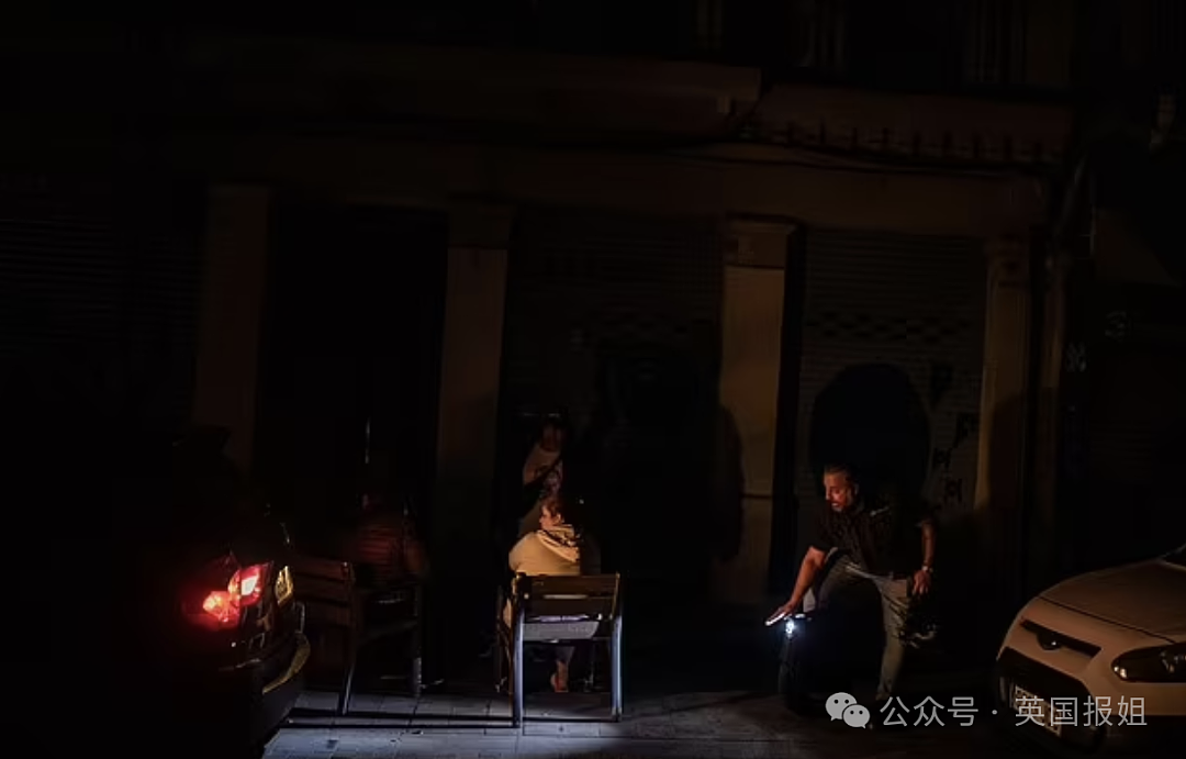 西班牙葡萄牙原因不明大停电致全境瘫痪?网络失灵、超市被抢空,有民众提着行李走铁轨回家…(组图) - 2