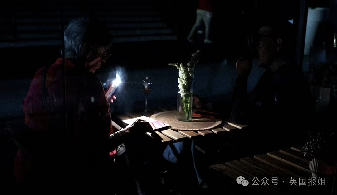 西班牙葡萄牙原因不明大停电致全境瘫痪?网络失灵、超市被抢空,有民众提着行李走铁轨回家…(组图) - 16