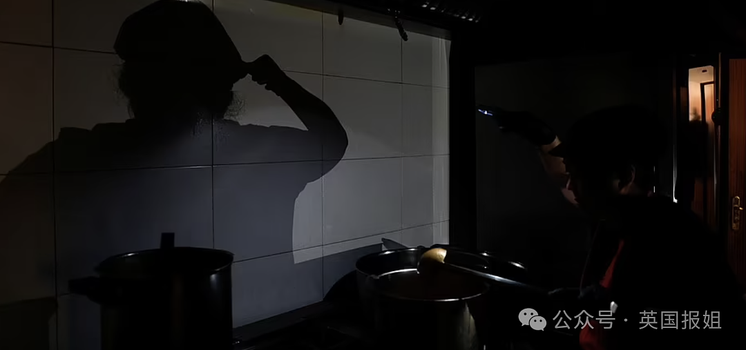 西班牙葡萄牙原因不明大停电致全境瘫痪?网络失灵、超市被抢空,有民众提着行李走铁轨回家…(组图) - 22