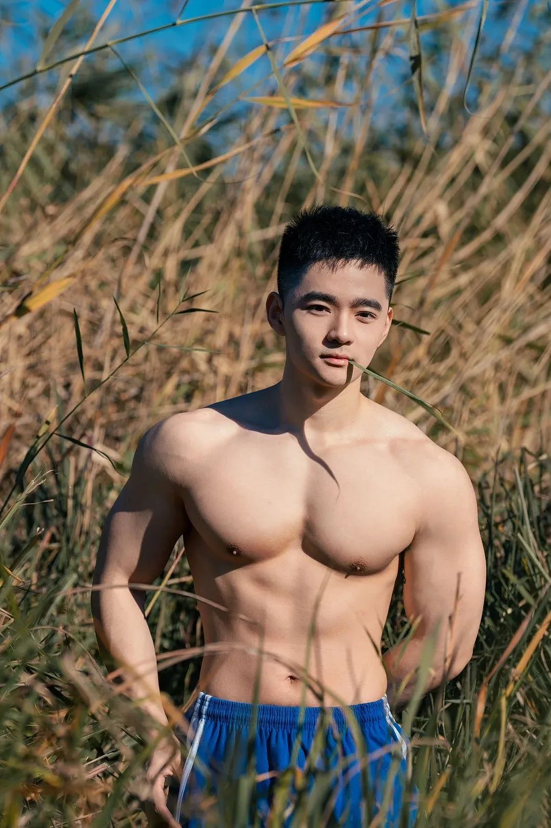 【帅哥】25岁珠海新晋演员,奶味腱子肉,棱角分明五官,这萌萌哒的小鹿眼睛也没谁了(组图) - 2