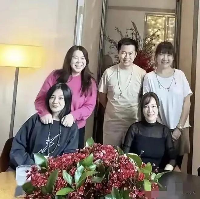 赵薇现身北京某影院戴口罩被认出保镖一路护送!和陈坤黄渤坐一起(组图) - 10