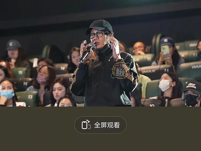 赵薇现身北京某影院戴口罩被认出保镖一路护送!和陈坤黄渤坐一起(组图) - 8