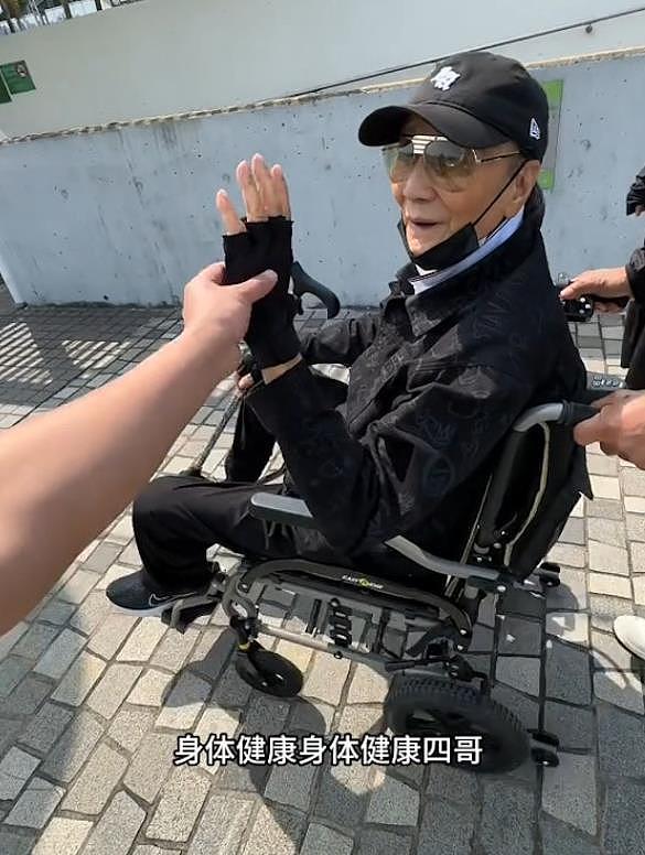 谢霆锋父亲谢贤露面：坐轮椅打扮很时髦，主动伸手跟大家打招呼（组图） - 6