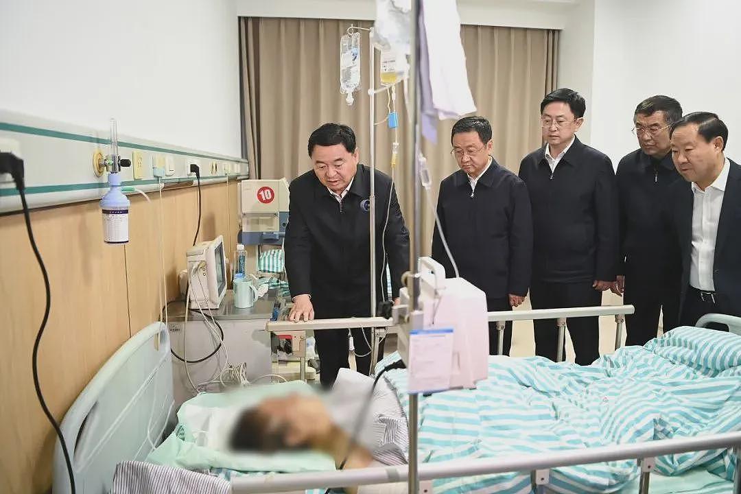 辽宁省委书记、省长连夜赴辽阳火灾事故现场，指导善后处置工作、看望慰问伤员（组图） - 5
