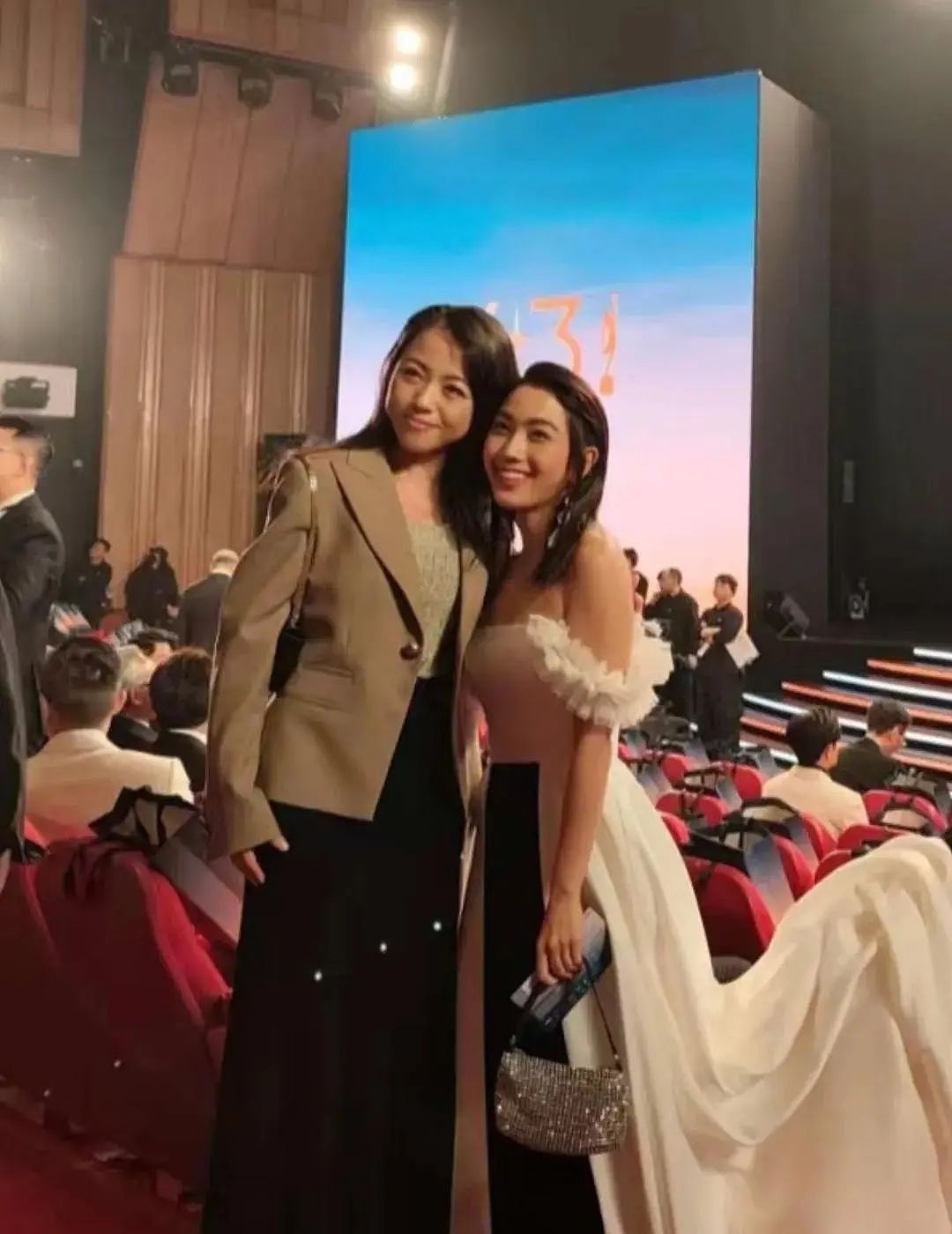 68岁尔冬升携9岁女儿现身香港金像奖,女友罕见露面,撞脸汤唯(组图) - 9