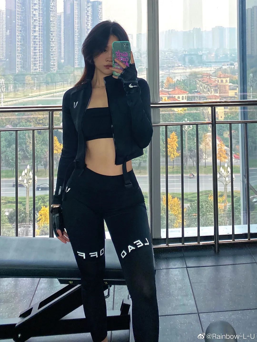 【美女】成都辣妹秀身材，蜂腰翘臀惹肾上腺素飙升，真的太促了（组图） - 13