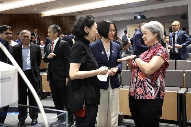 96岁李嘉诚终于现身，到医院动手做实验，笑出一脸皱纹（组图） - 12