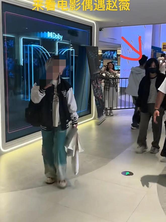 赵薇现身北京某影院戴口罩被认出保镖一路护送!和陈坤黄渤坐一起(组图) - 2