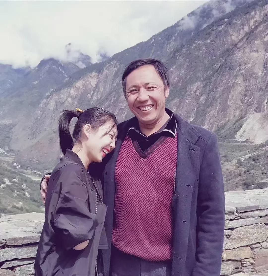 无手换卫生巾女孩：爸爸为我上学向老师下跪，被说怪物姐姐为我出头（组图） - 2