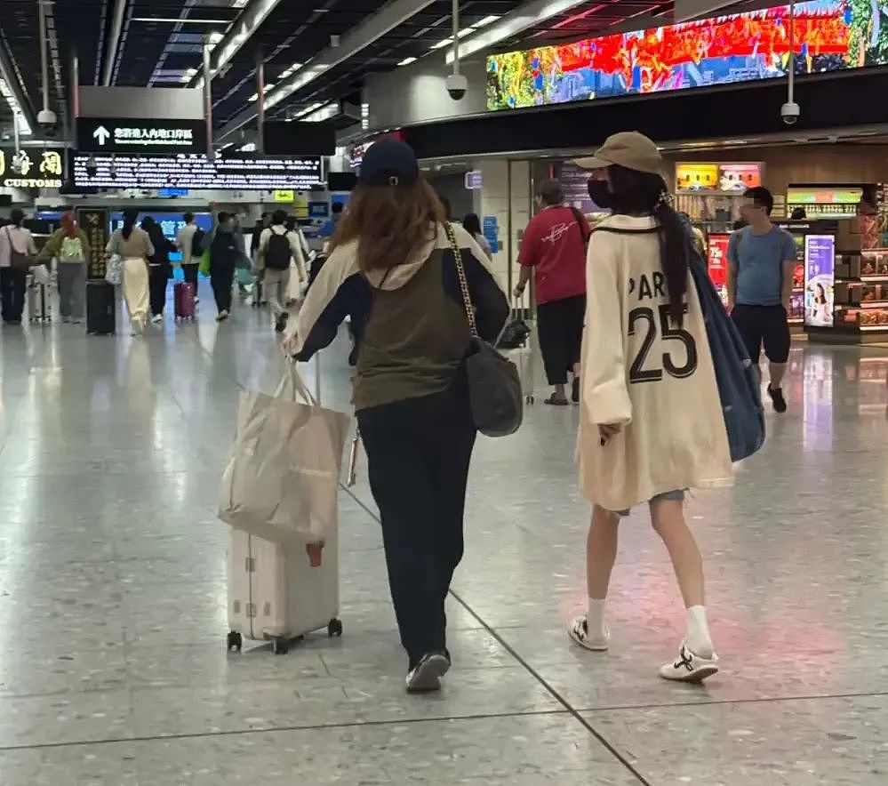 杨幂赴港陪女儿却被当陌生人?小糯米被曝不认亲妈…(组图) - 2