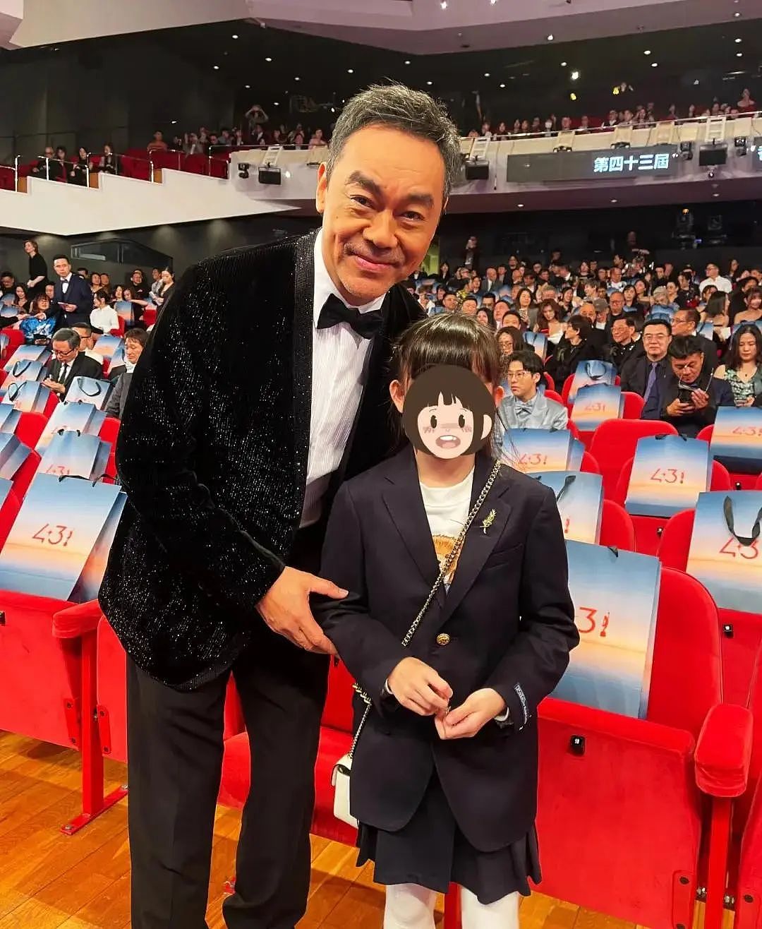 68岁尔冬升携9岁女儿现身香港金像奖,女友罕见露面,撞脸汤唯(组图) - 5