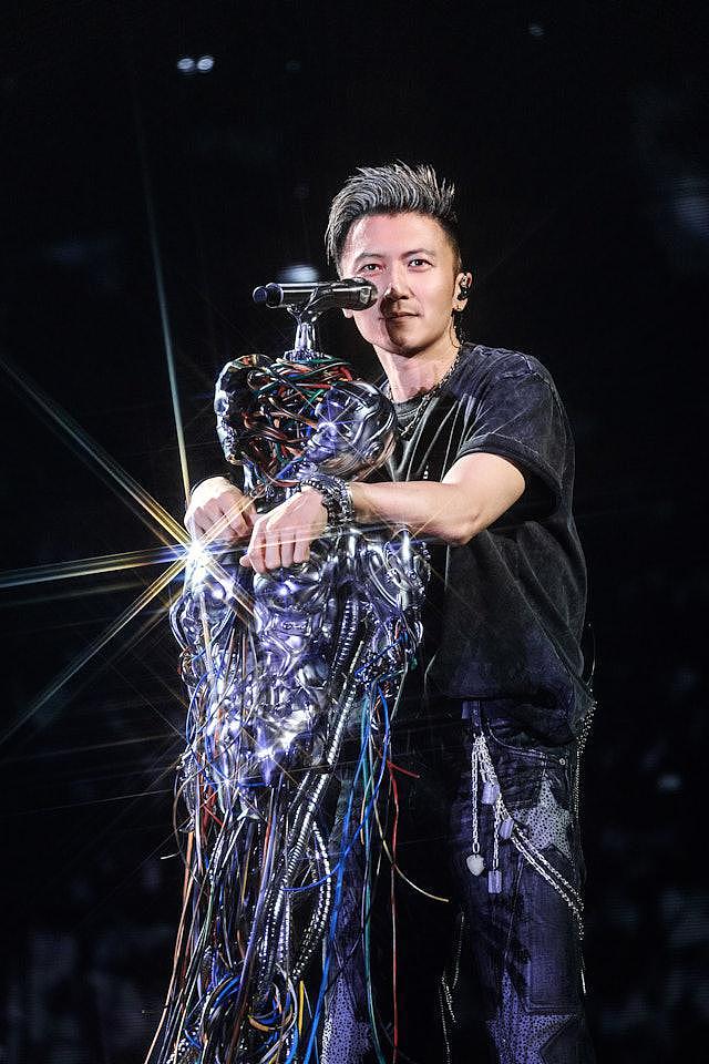 谢霆锋父亲谢贤露面：坐轮椅打扮很时髦，主动伸手跟大家打招呼（组图） - 1