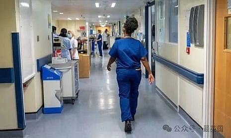 “你醒啦？”美国妹子刚被抢救苏醒，护士就微笑递上刷卡机…（组图） - 5