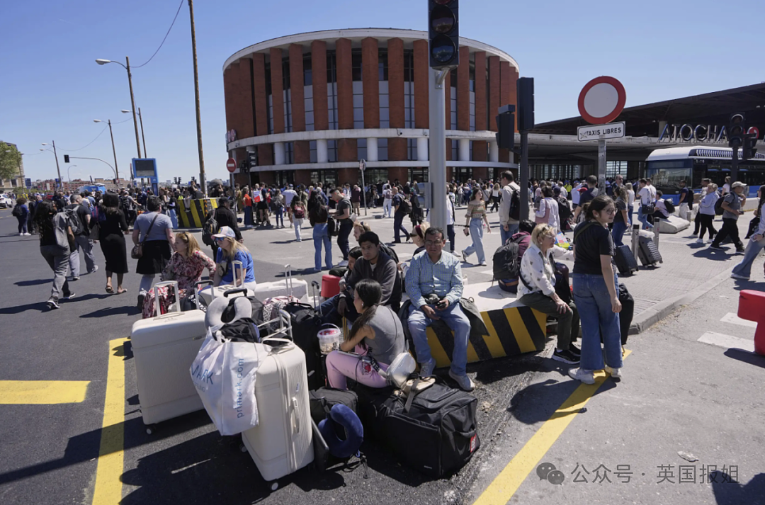 西班牙葡萄牙原因不明大停电致全境瘫痪?网络失灵、超市被抢空,有民众提着行李走铁轨回家…(组图) - 29