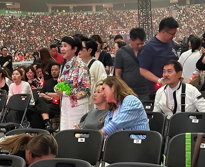 谢霆锋父亲谢贤露面：坐轮椅打扮很时髦，主动伸手跟大家打招呼（组图） - 4