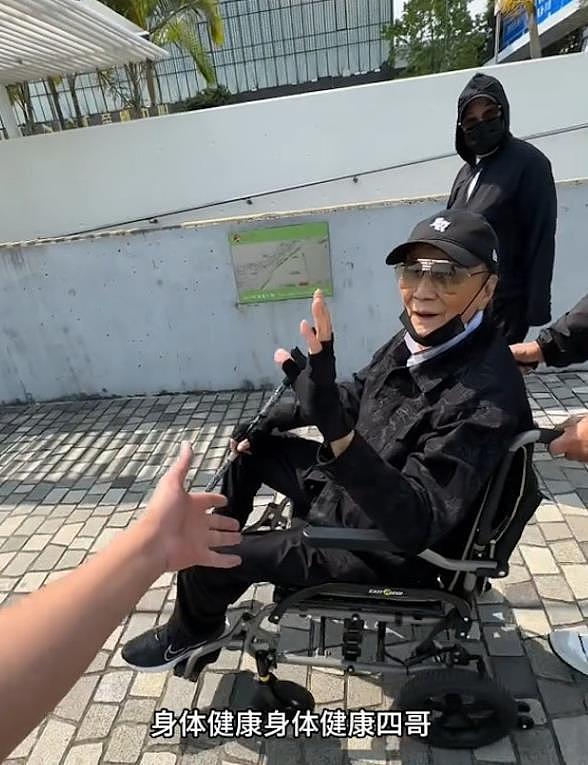谢霆锋父亲谢贤露面：坐轮椅打扮很时髦，主动伸手跟大家打招呼（组图） - 8