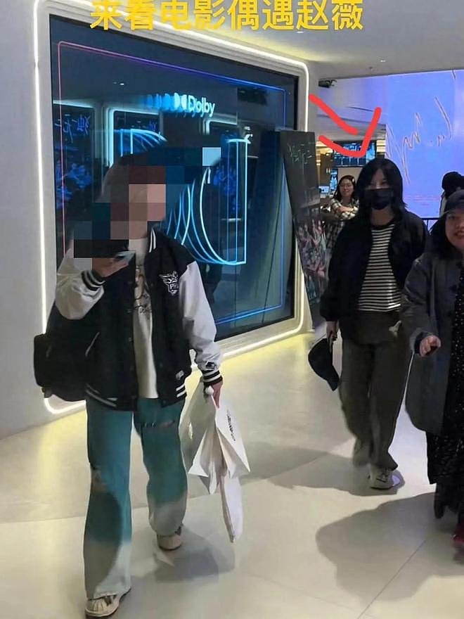 赵薇现身北京某影院戴口罩被认出保镖一路护送!和陈坤黄渤坐一起(组图) - 1