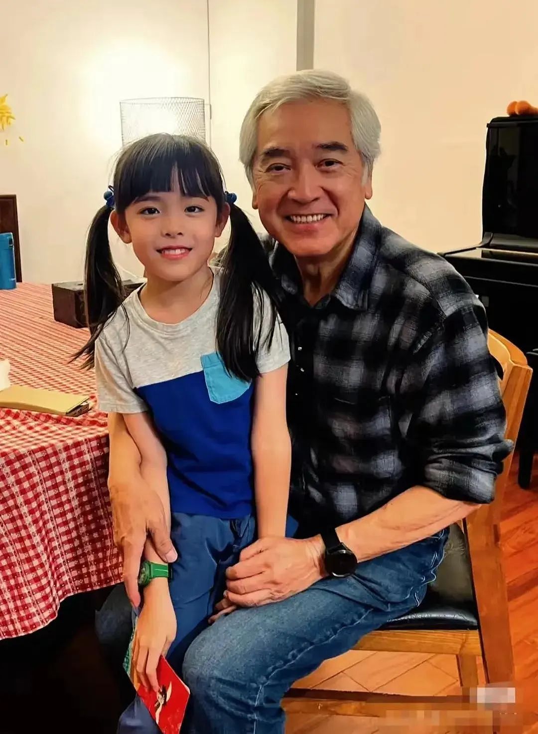 68岁尔冬升携9岁女儿现身香港金像奖,女友罕见露面,撞脸汤唯(组图) - 13