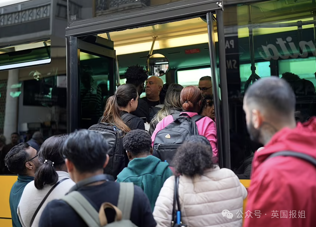 西班牙葡萄牙原因不明大停电致全境瘫痪?网络失灵、超市被抢空,有民众提着行李走铁轨回家…(组图) - 7