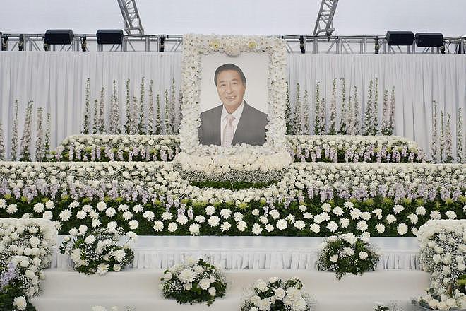 96岁李嘉诚终于现身，到医院动手做实验，笑出一脸皱纹（组图） - 8