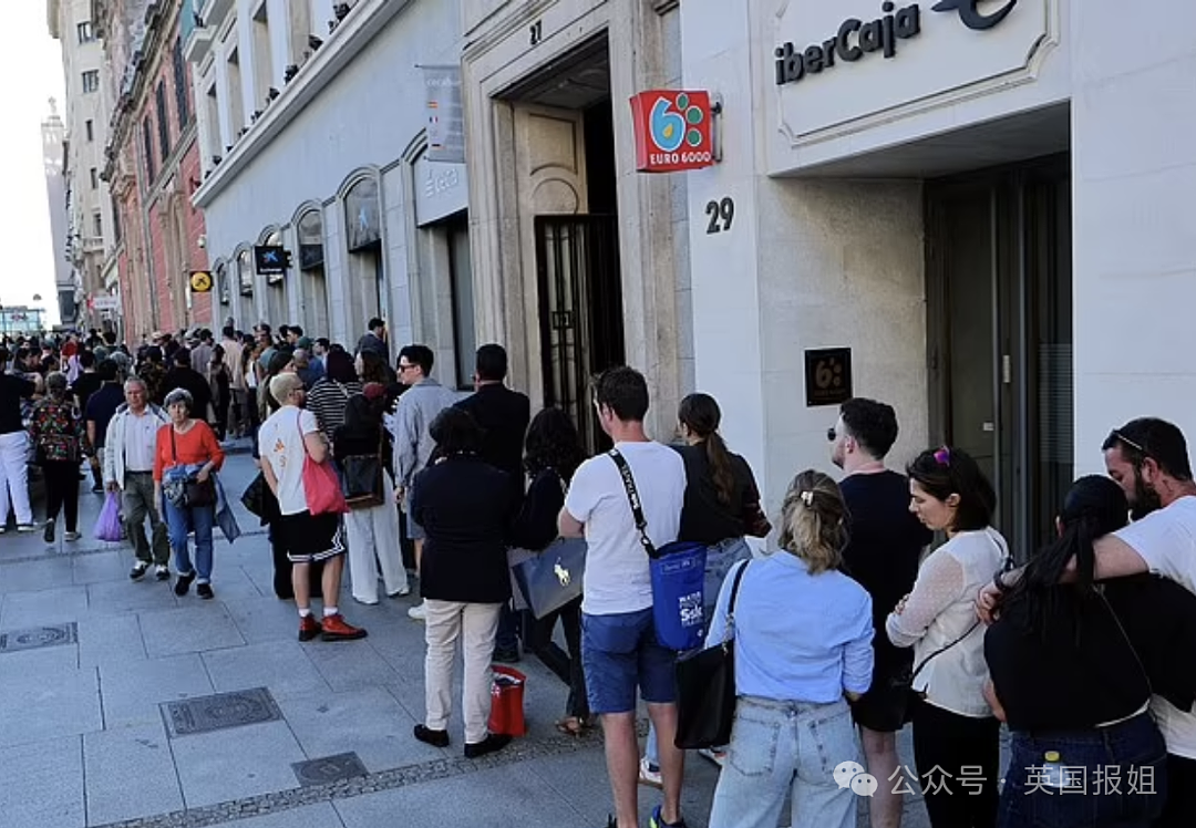 西班牙葡萄牙原因不明大停电致全境瘫痪?网络失灵、超市被抢空,有民众提着行李走铁轨回家…(组图) - 11